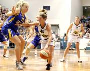 Kathleen macleod fends off Tayla Roberts-WNBL Final Image